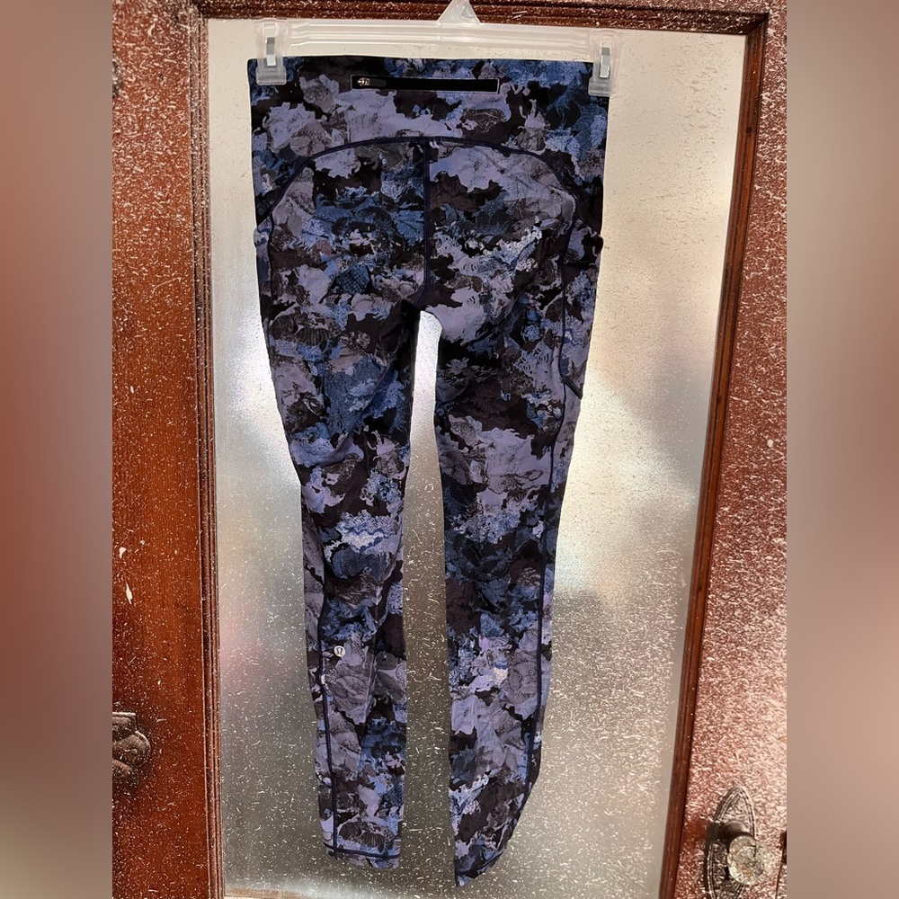 🔴Lululemon Athletica Blue and Black Patterned Leggings